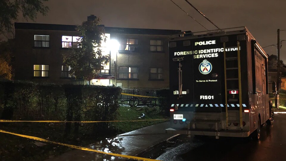 La police de Toronto devant un immeuble résidentiel.