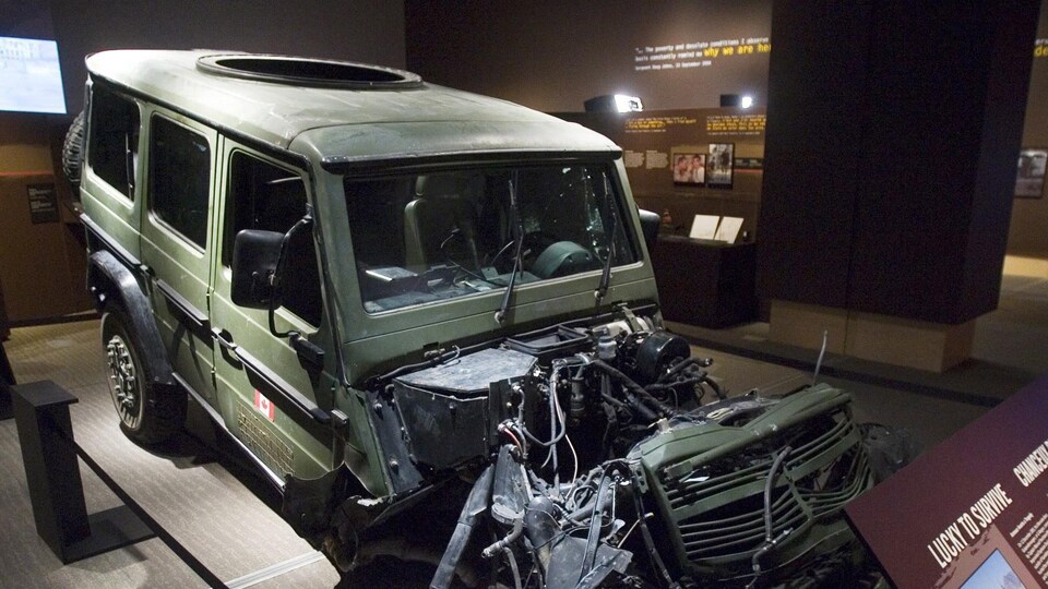 Un véhicule de type Jeep dont le devant est fortement endommagé.