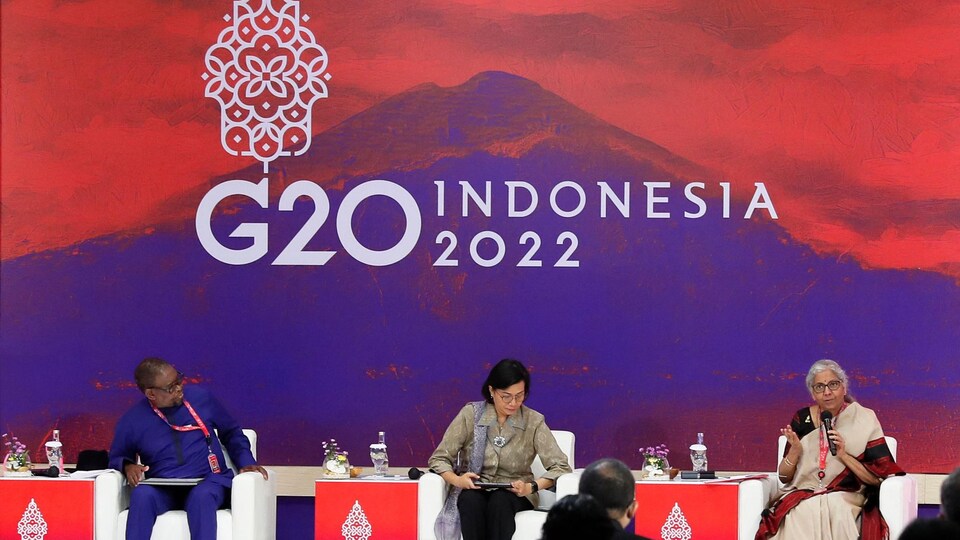 De gauche à droite : Enoch Godongwana, ministre sud-africain des Finances, Sri Mulyani Indrawati, ministre indonésienne des Finances, et Nirmala Sitharaman, ministre indienne des Finances, lors de la réunion des ministres des Finances et des gouverneurs des banques centrales du G20.