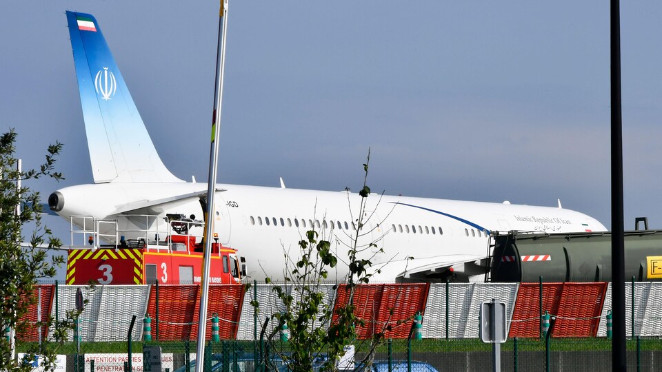 Un avion sur le tarmac.