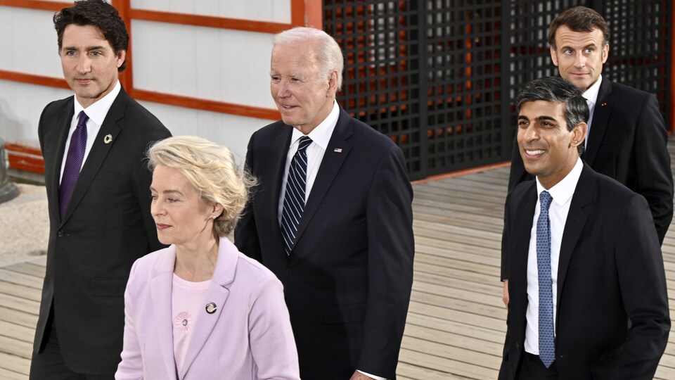 Justin Trudeau, Ursula von der Leyen, Joe Biden, Rishi Sunak et Emmanuel Macron marchent lors d'une rencontre du G7.