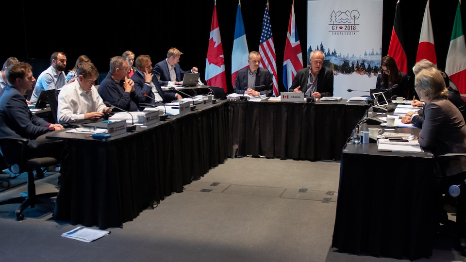 Les sherpas des pays du G7 assis à une table