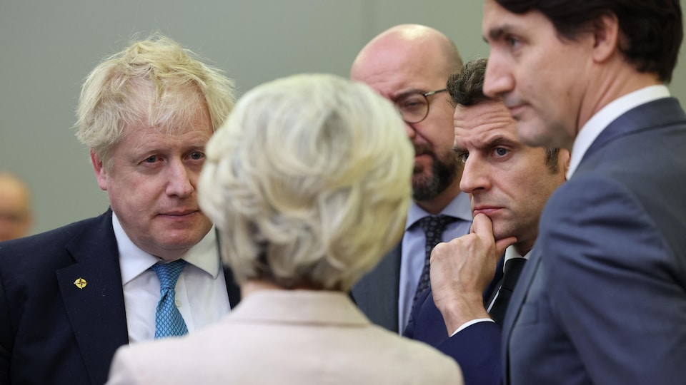 Boris Johnson, Ursula von der Leyen, Charles Michel, Emmanuel Macron et Justin Trudeau discutent.