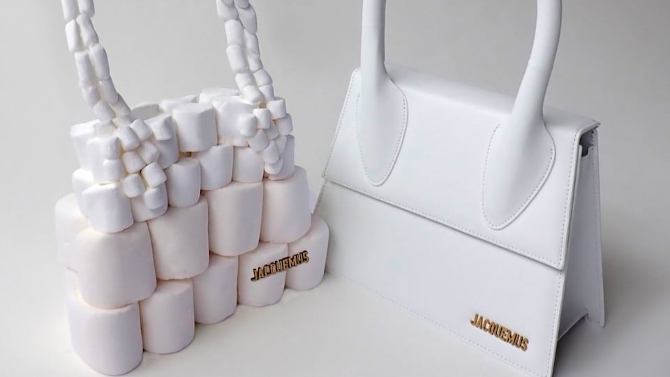 Deux sacs blancs dont l'un est fait de guimauves.