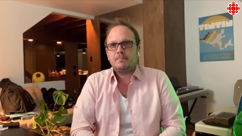 M. Dubé-Dupuis répond aux questions d'un journaliste.