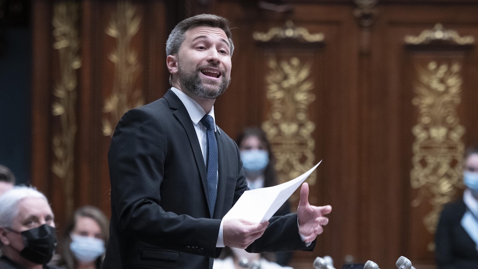 Gabriel Nadeau-Dubois standing in the Chamber.