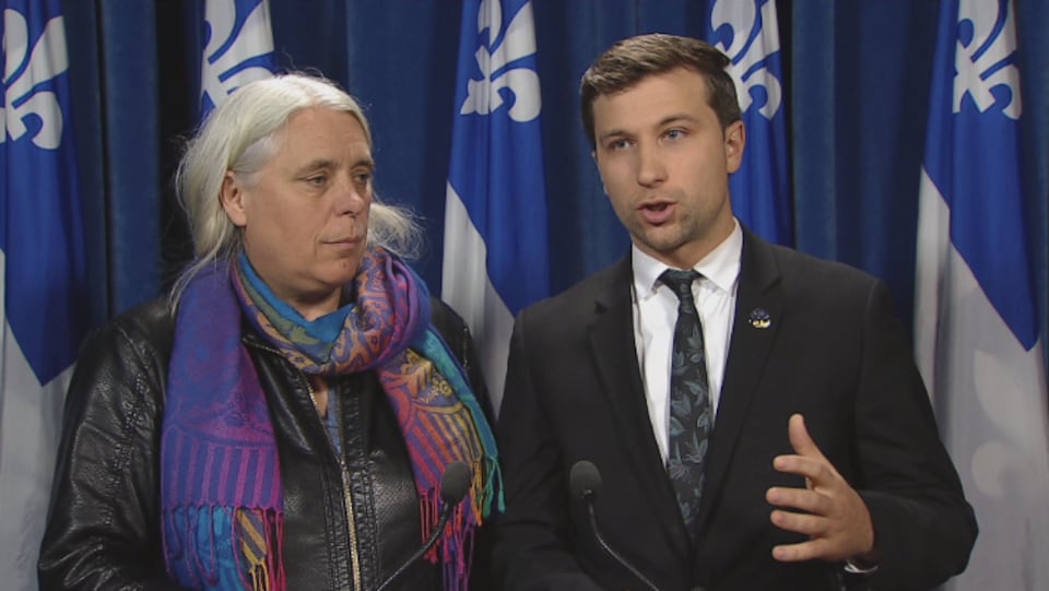 Les deux co-porte-paroles de Québec solidaire, Manon Massé et Gabriel Nadeau-Dubois, lors d'un point de presse à l'Assemblée nationale, le lundi 23 octobre 2017.