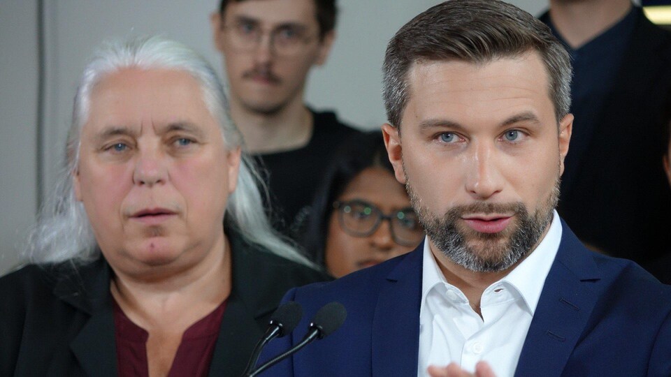 Gabriel Nadeau-Dubois et Manon Massé entourés d'une dizaine de jeunes militants solidaires.