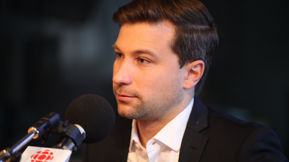 Gabriel Nadeau-Dubois s'exprime au micro de Radio-Canada.