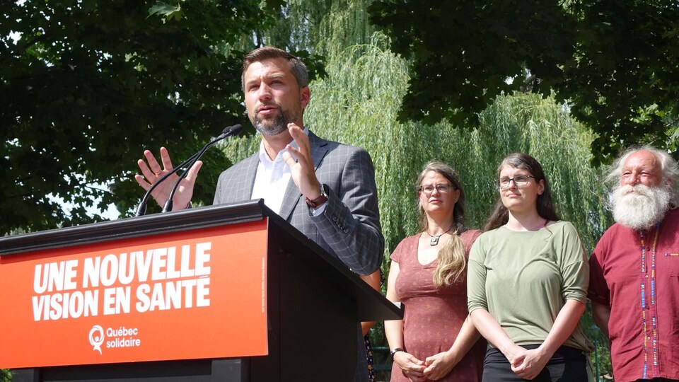 Gabriel Nadeau-Dubois aux côtés des candidats solidaires Isabelle Leblanc, Pascale Fortin et Yv Bonnier-Viger.