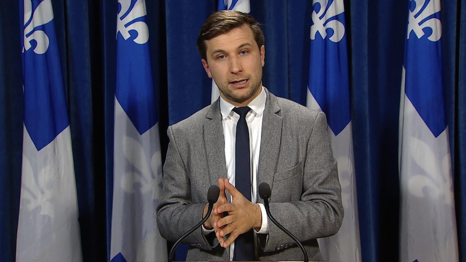 Gabriel Nadeau-Dubois, porte-parole de Québec solidaire, s'exprime devant les journalistes dans une salle de l'Assemblée nationale.