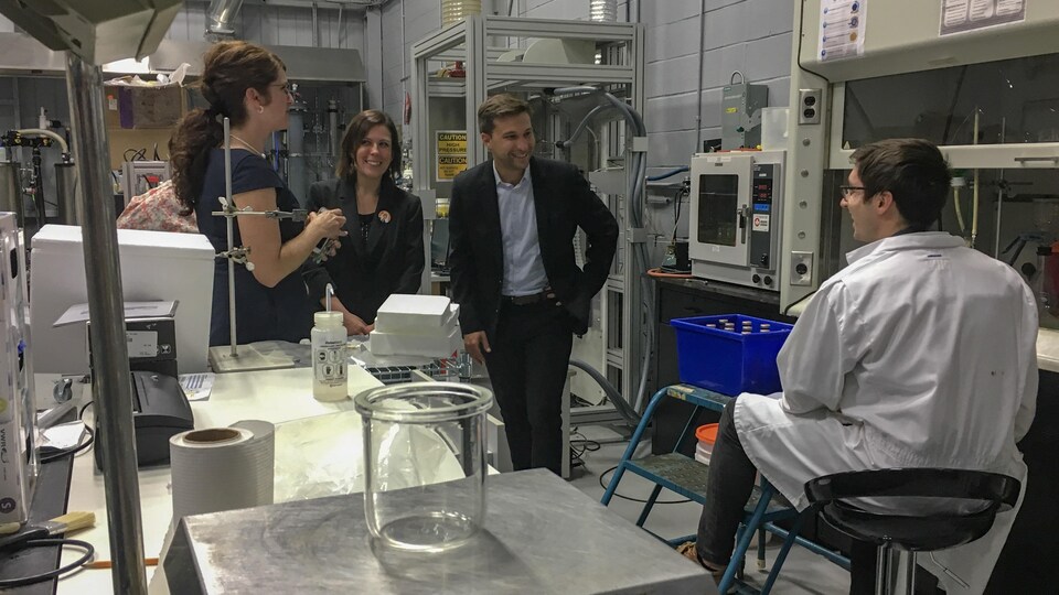 Gabriel Nadeau-Dubois qui parle à un employé dans un laboratoire