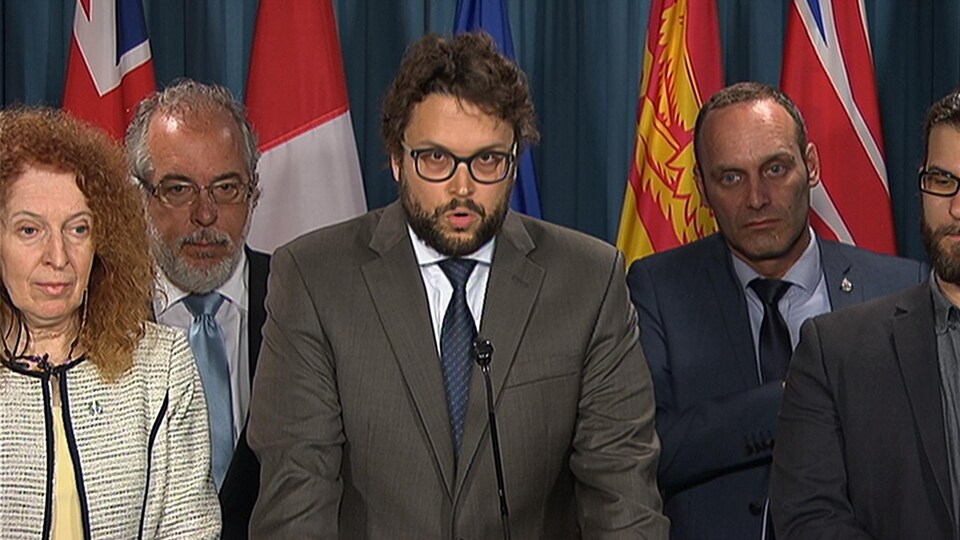 Le député Gabriel Ste-Marie, entouré d'autres députés du Bloc québécois en juin 2017, à Ottawa.