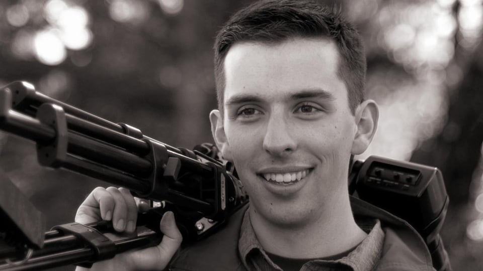 Gabriel Tougas avec une caméra sur son épaule.