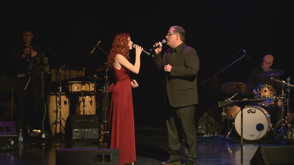 Gabrielle Lapointe partage la scène avec Marc Hervieux. Les deux se regardent et ont un micro à la main. 