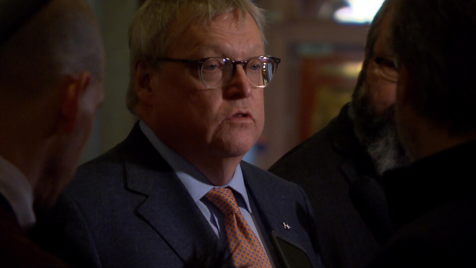 Gaétan Barrette lors d'une mêlée de presse à l'Assemblée nationale, mardi.