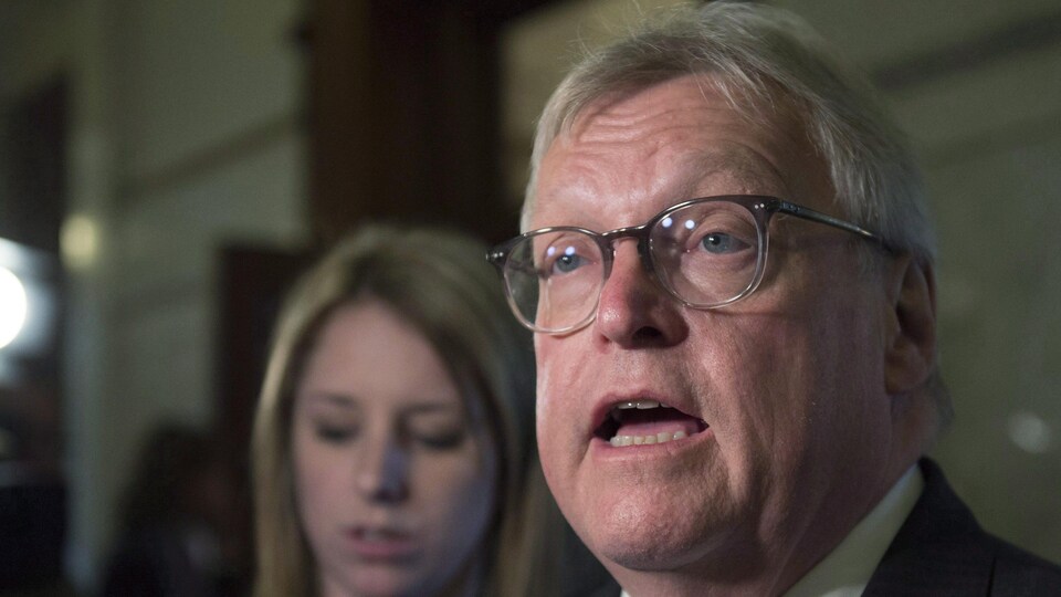 Gaétan Barrette, accompagné de son attachée de presse.
