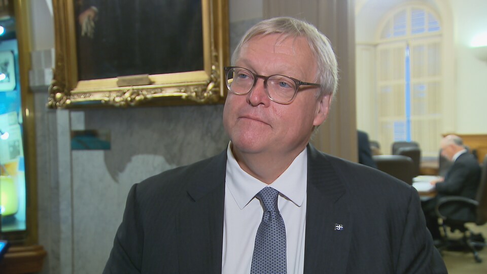 Gaétan Barrette répond aux questions des journalistes à l'entrée d'une séance de la Commission de la santé et des services sociaux.