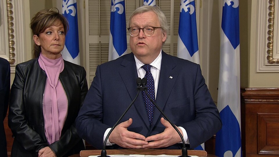 Gaétan Barrette, ministre de la Santé, et Nancy Bédard, présidente de la FIQ.