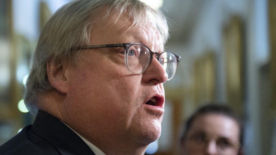 Plan rapproché de Gaétan Barrette en point de presse.