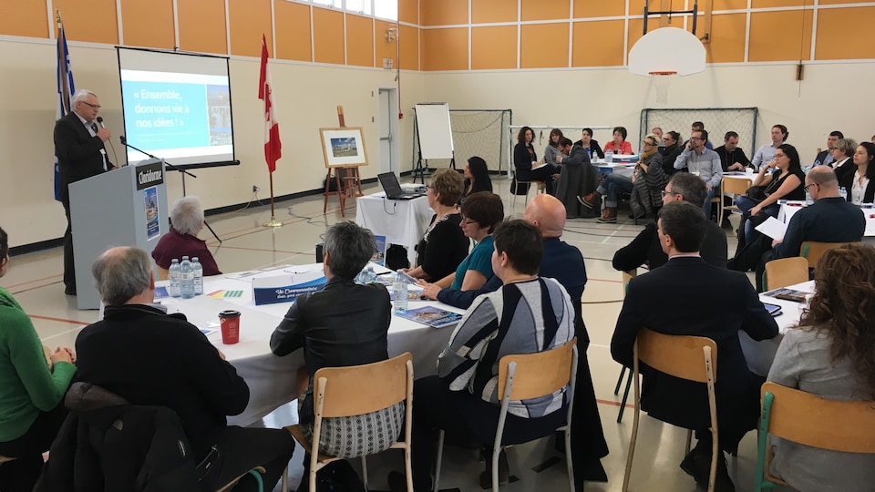Le député de Gaspé, Gaétan Lelièvre, s'adresse aux participants lors d'un forum sur l'avenir de Cloridorme.