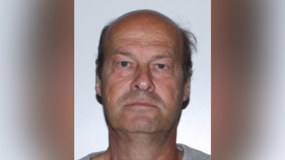 Gaétan Morin est un homme d'une cinquantaine d'années, chauve.