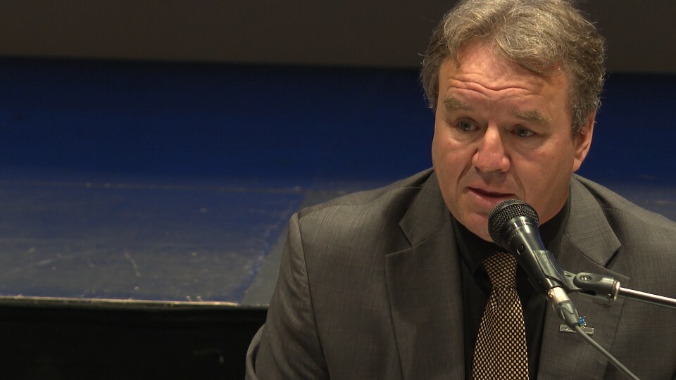 Gaétan Ouellet, en conférence de presse.