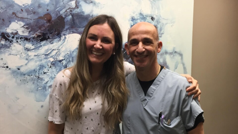 Cynthia Gagné és Dr. Dionysios Veronikis vállakkal állnak.