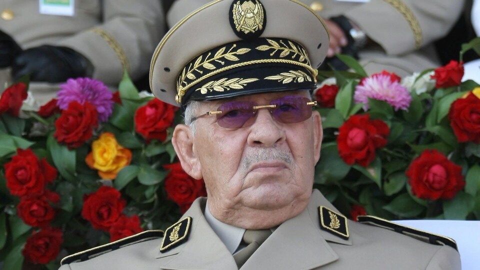 Ahmed Gaid Salah, chef d'état-major de l'armée algérienne lors d'un défilé militaire à Alger.