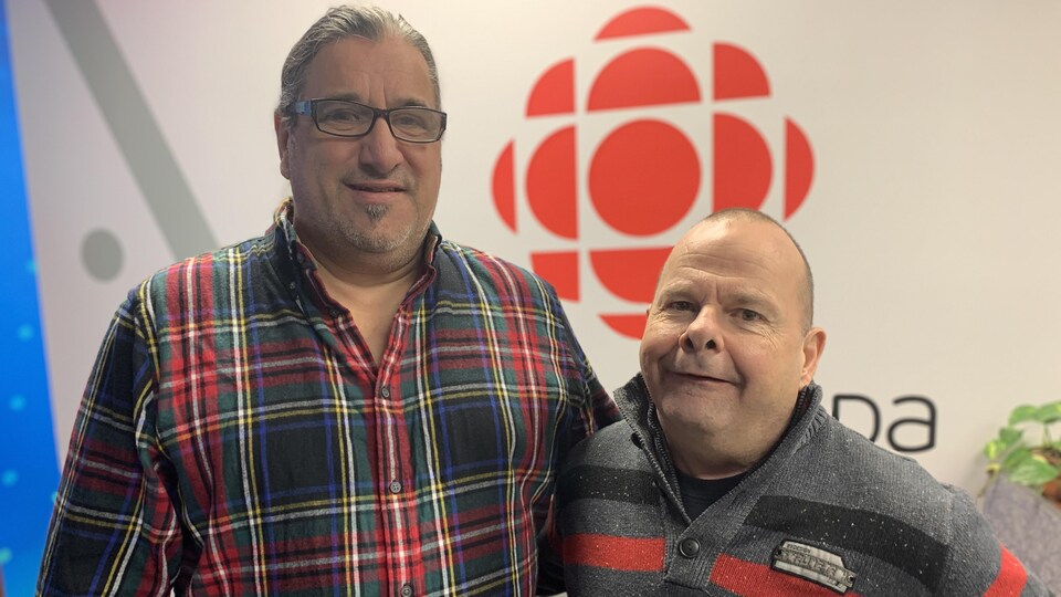 Gaith Boucher et Rémy Mailloux dans les locaux de Radio-Canada à Rouyn-Noranda.