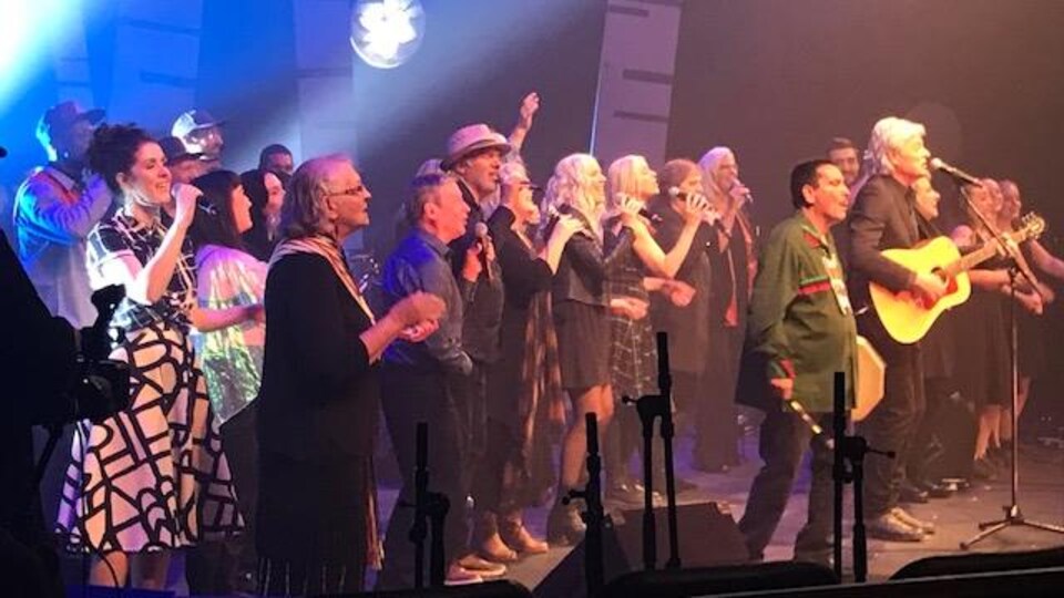 Des chanteurs sur une scène.