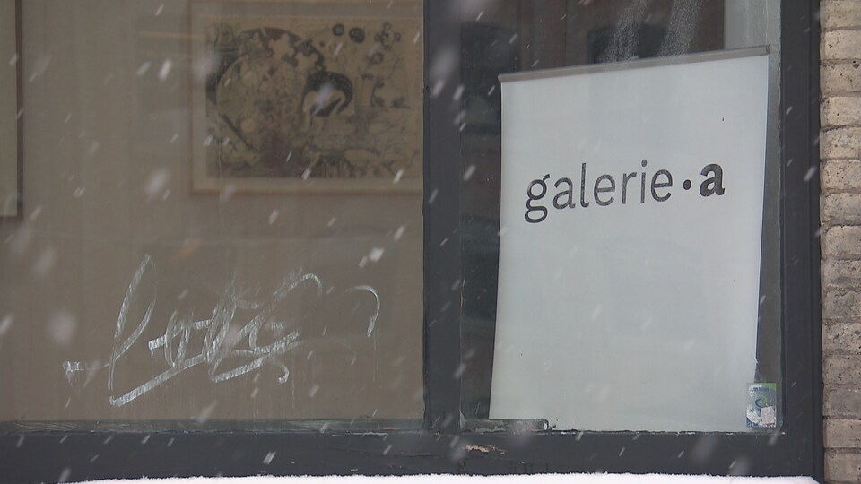 La vitrine de la Galerie.a indique son nom.