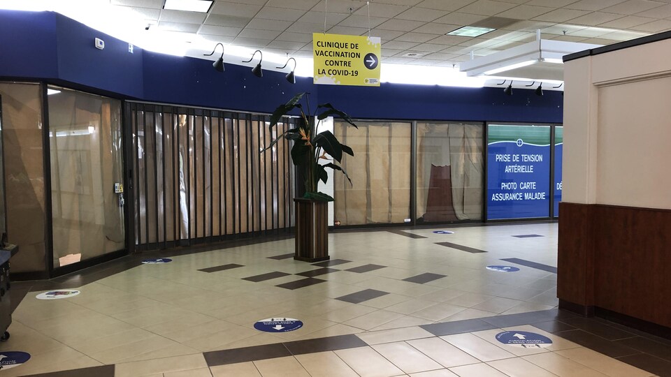 Des locaux vacants dans un centre commercial.