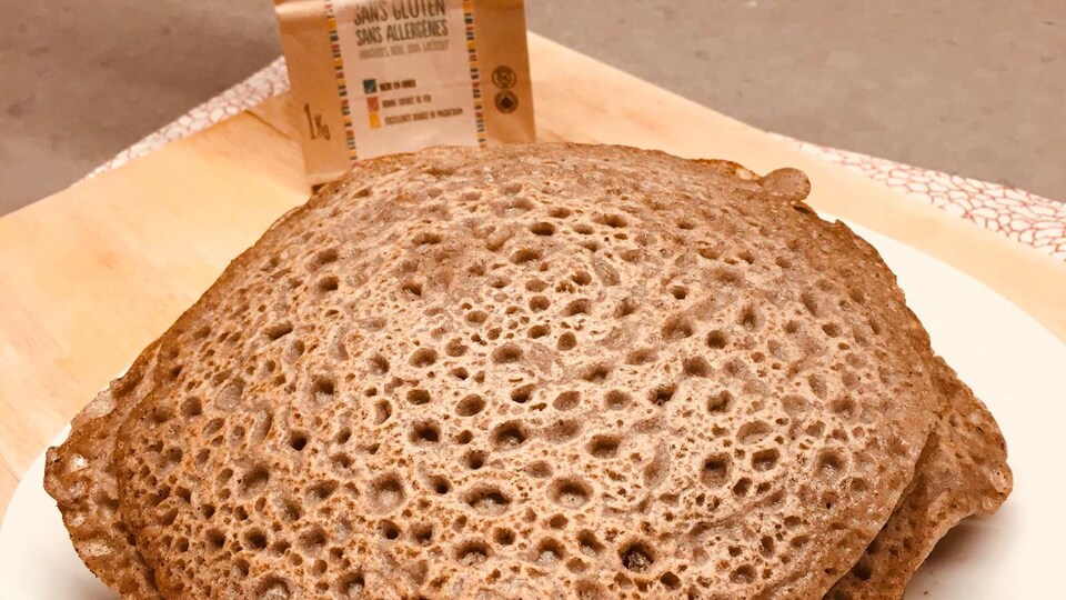 Une pile de galettes dans une assiette.