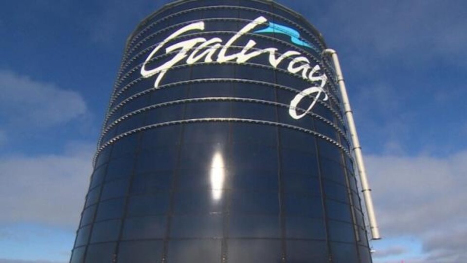 Une tour bleue portant l'inscription « Galway ».