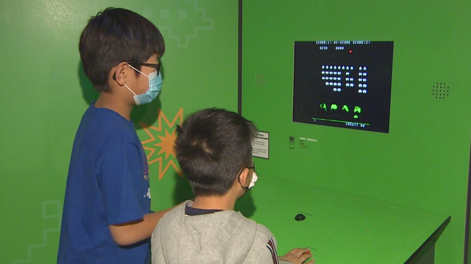 Deux enfants jouent à un jeu vidéo.