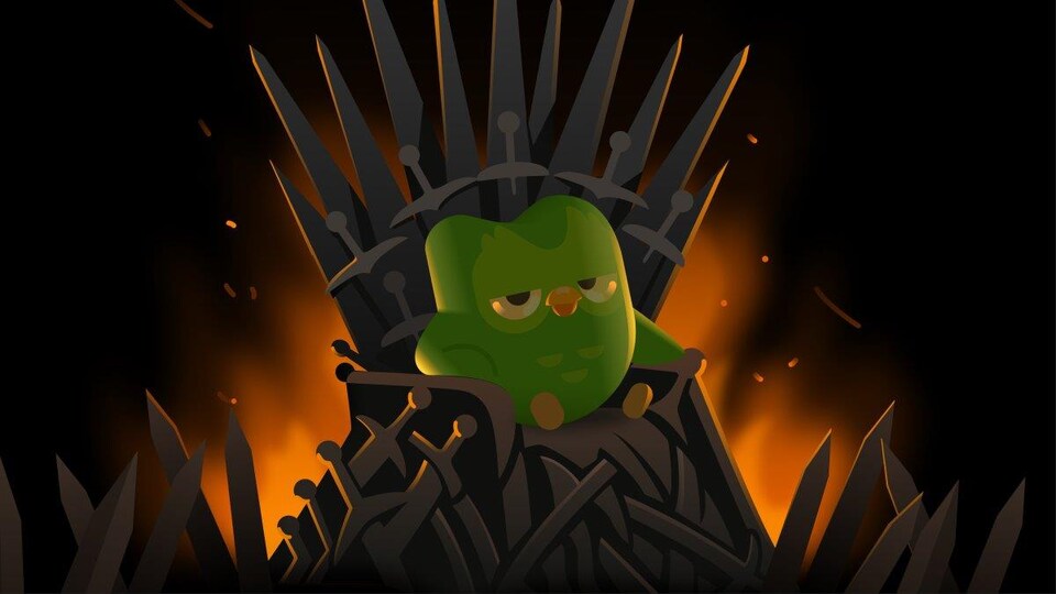 Un hibou vert se repose sur un trône formé d'épées.