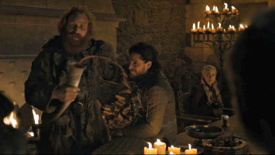 Plusieurs personnages se parlent alors qu'on voit une tasse devant une femme.
