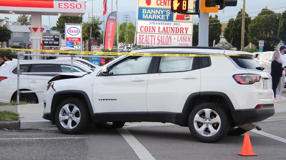 Une jeep blanche arrêtée avec des cordons jaune autour