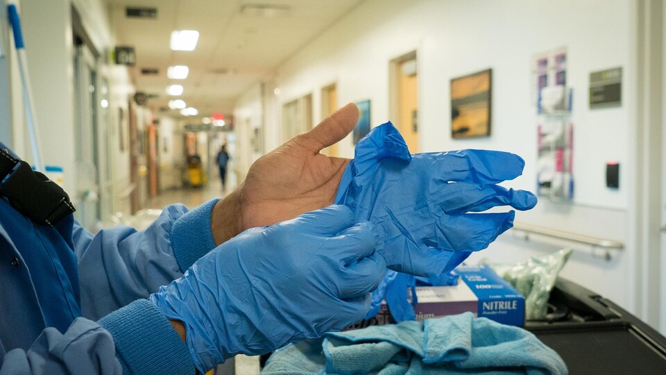Une personne s'apprête à désinfecter une chambre à l'Hôpital général juif de Montréal. 