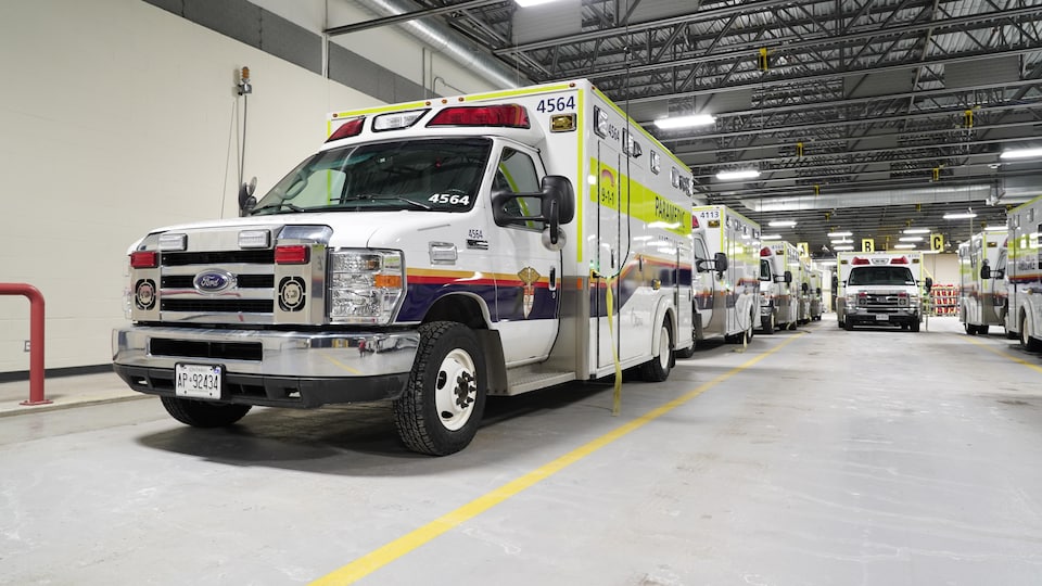 Des ambulances dans un garage d'Ottawa.