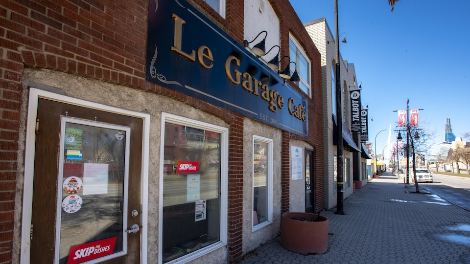 Devanture du Garage café qui donne sur une rue.