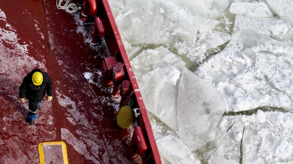 Le brise-glace NGCC Des Groseilliers, de la Garde côtière canadienne.