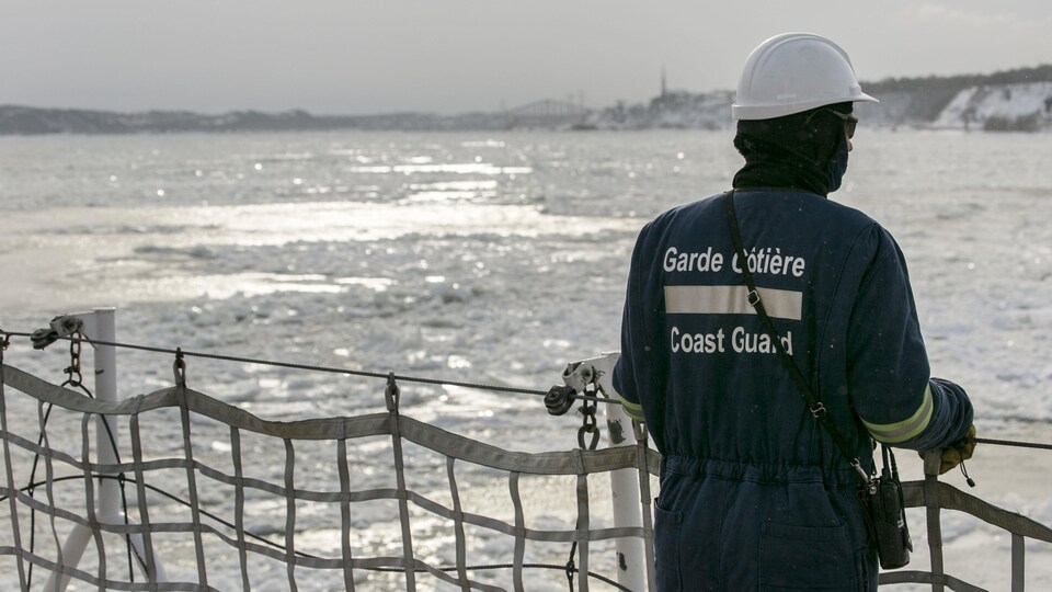 Le brise-glace NGCC Des Groseilliers, de la Garde côtière du Canada.