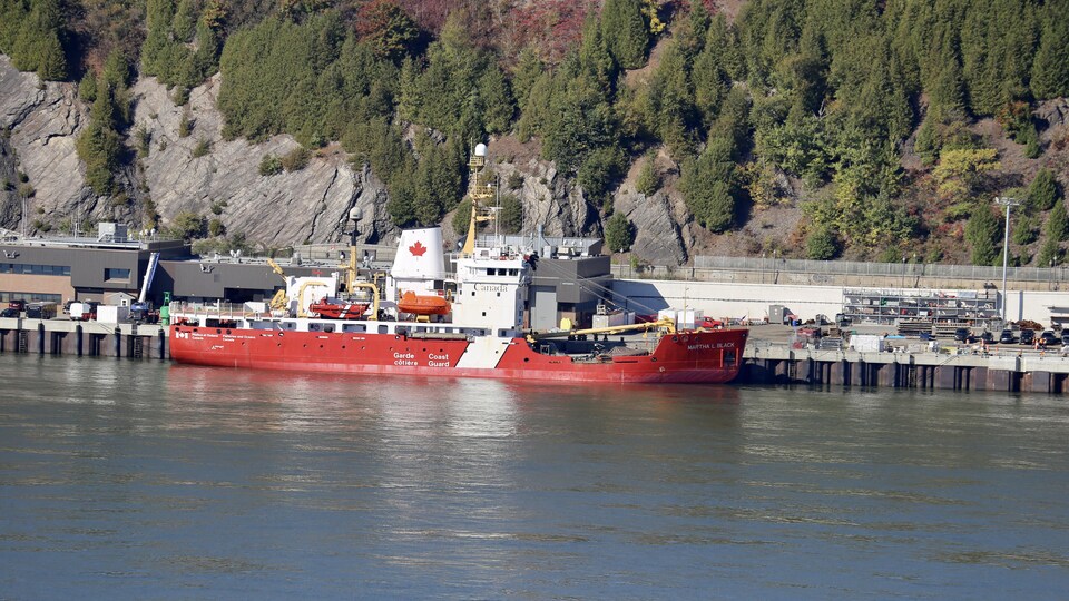 Un bateau de la Garde côtière canadienne accosté à Québec.