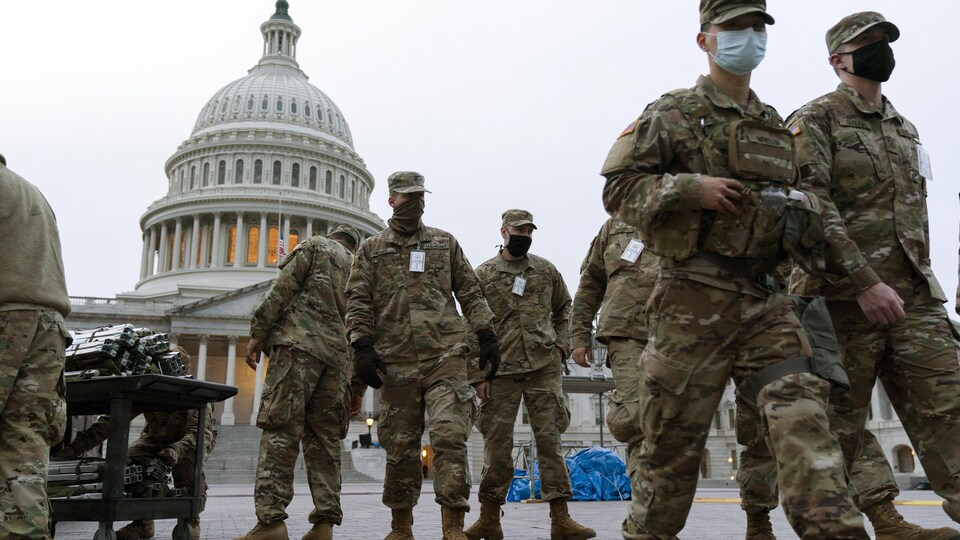 Des membres de la Garde nationale américaine devant le Capitole.