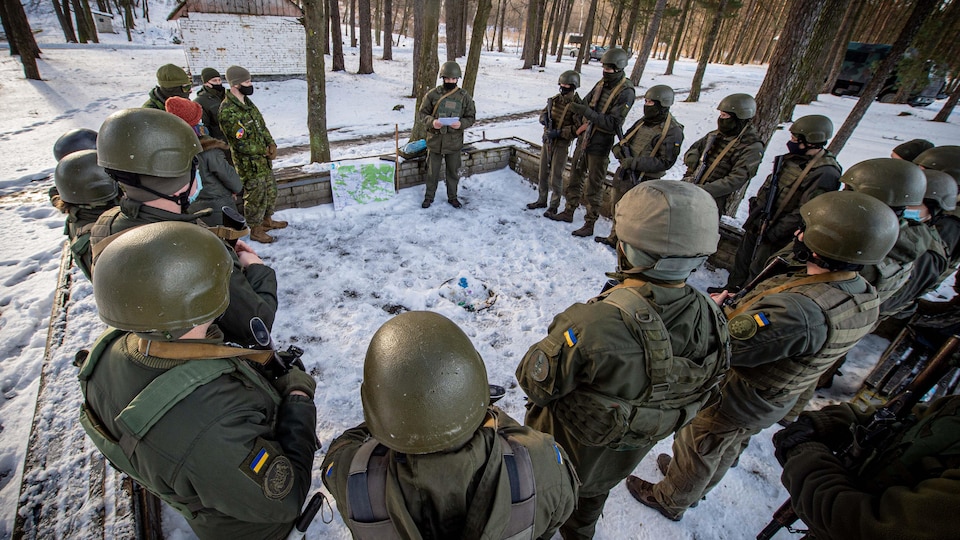 Des membres de la Garde nationale ukrainienne suivent une séance de formation de la part de militaires canadiens de l'opération Unifier le 22 janvier 2021.