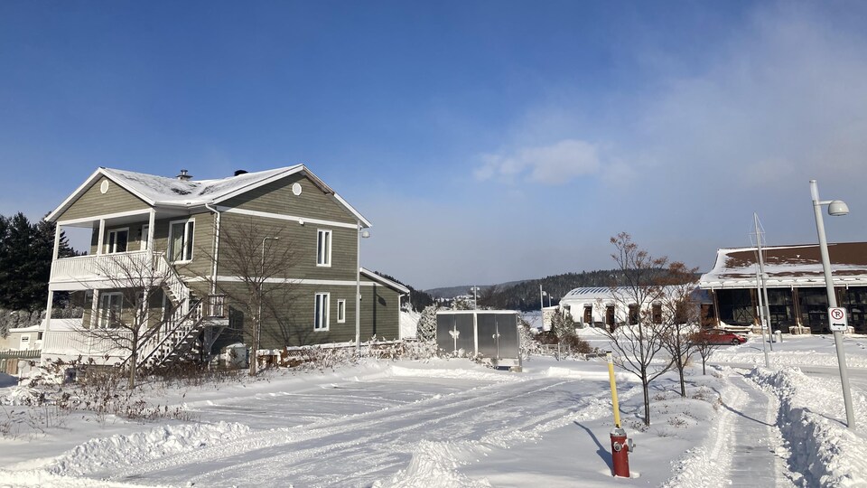 Une maison vue de l'extérieur l'hiver.