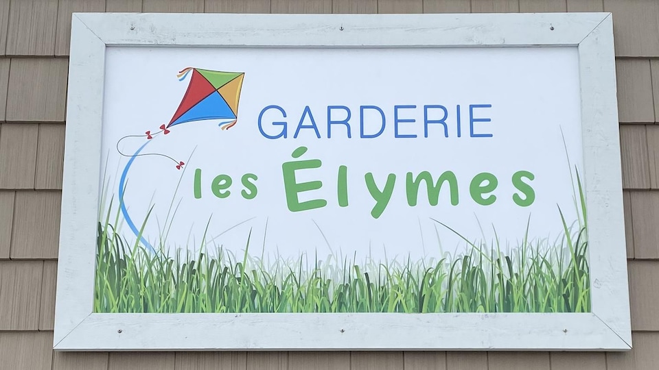 Une pancarte où s'est inscrit: "Garderie les Élymes"