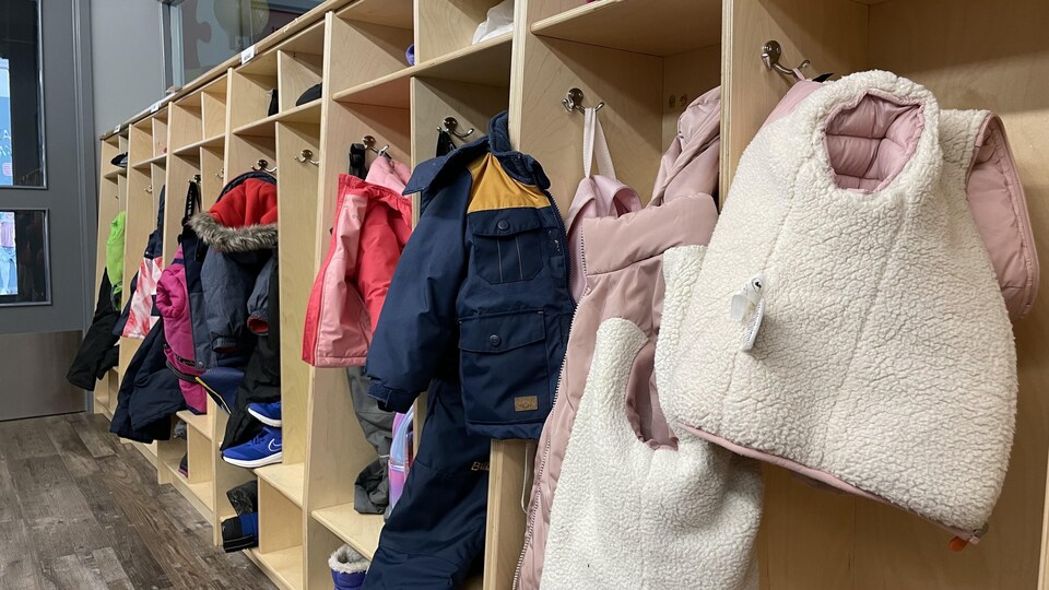 Des manteaux accrochés dans le couloir d'une garderie d'Ottawa le 28 mars 2022.